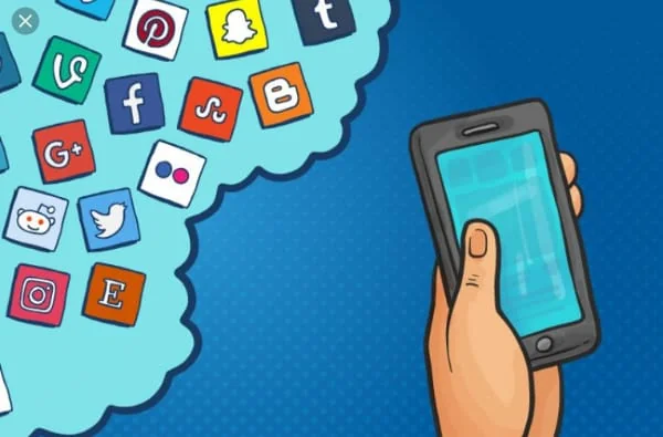 «القروبات»  هل أصبحت بديلاً للصالونات الثقافية؟