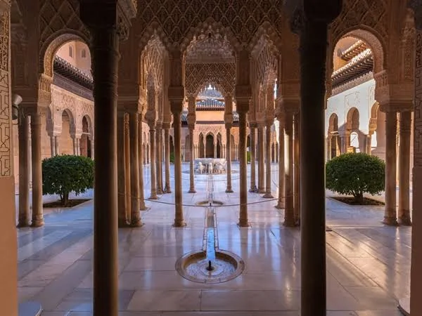 شيد في القرن الرابع الهجري واستغرق بناؤه 150 عاما .. قصر الحمراء درة معمارية أندلسية وأبرز معالم السياحة في إسبانيا