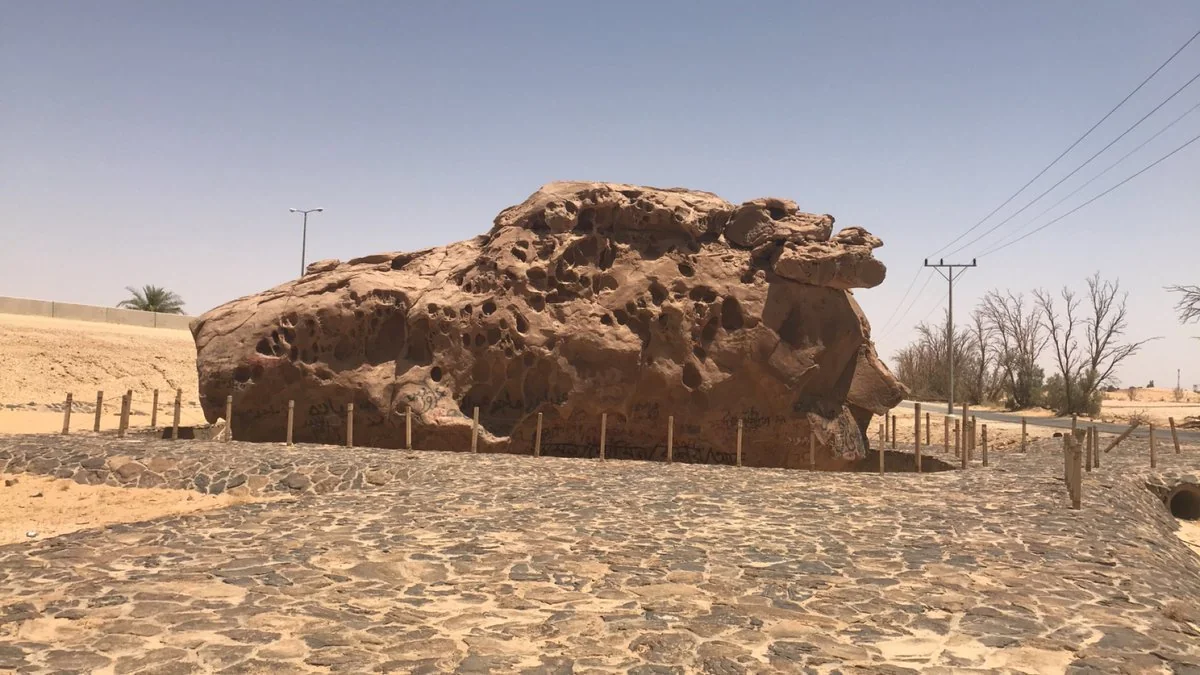 أشهر صخرة أثرية في منطقة القصيم .. صخرة عيون الجواء : شهدت أطرافا من قصة عنترة العبسي وعبلة وتم توثيقها شعريّا