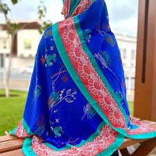 Formed from all colors and exhibitions are held for it .. Al-Leeso: The first cover and the heritage crown on the head of the Omani woman