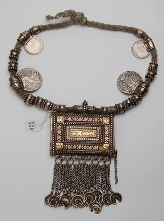 It includes collections of fashion, photos and daily life tools.. The British Museum displays (550) diverse items highlighting the civilizational transformations in the Kingdom