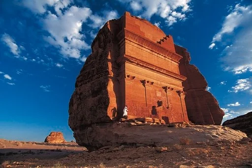الرحالة والزوار يرسمون صورة الجزيرة العربية والمملكة من القرن السادس عشر إلى القرن العشرين
