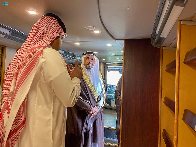 سمو أمير القصيم يطلع على مكتبة الملك عبدالعزيز العامة المتنقلة