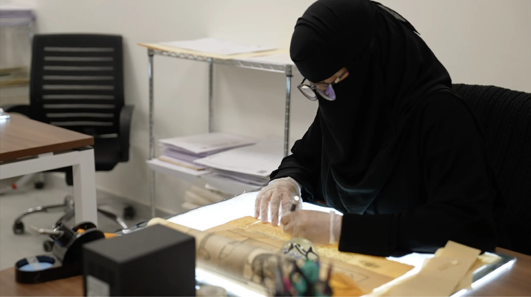باحثات سعوديات يدرن مركز الترميم والمعالجة بمكتبة الملك عبدالعزيز العامة